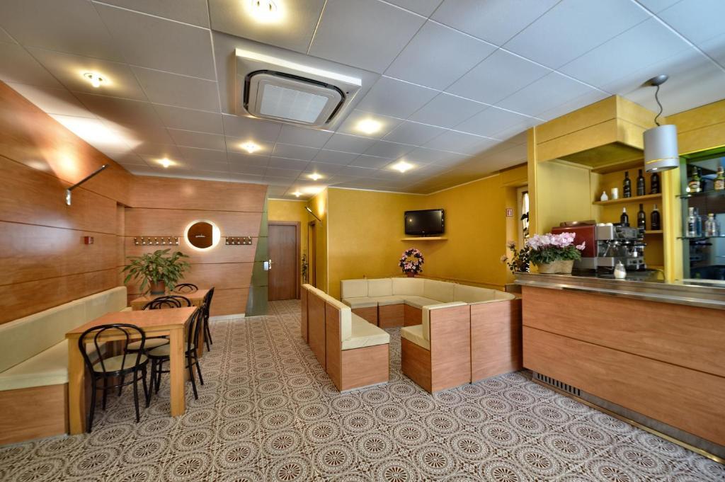 Hotel Guya ヴァラッツェ エクステリア 写真