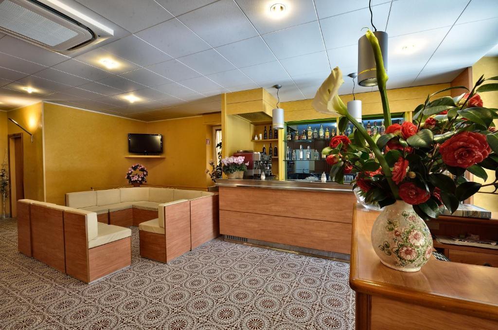Hotel Guya ヴァラッツェ エクステリア 写真