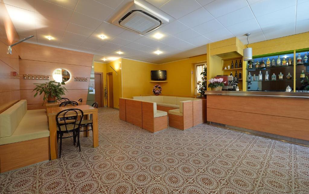 Hotel Guya ヴァラッツェ エクステリア 写真